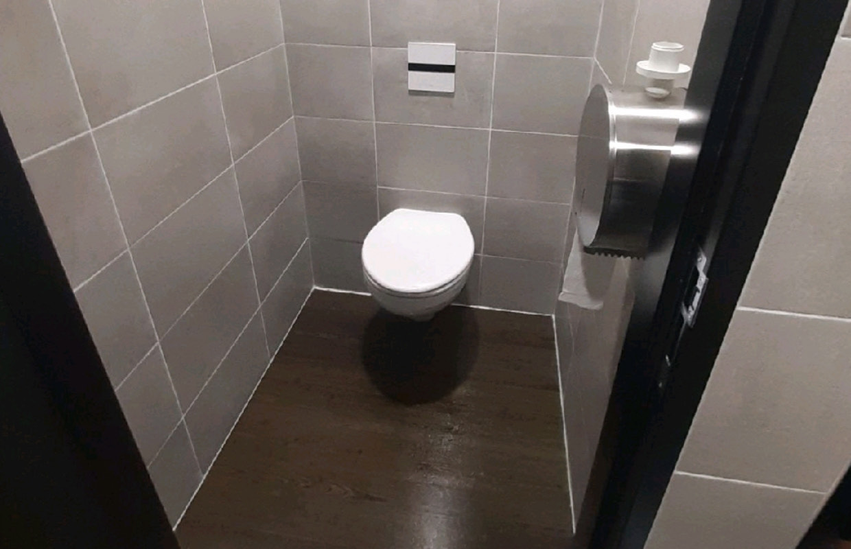 Schoongemaakt toilet in een bedrijfspand